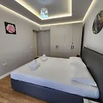 Cozy Midtown In Апартаменты Тирана