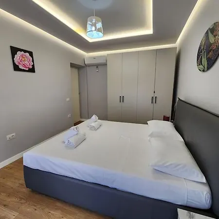 Cozy Midtown In Apartmán Tirana