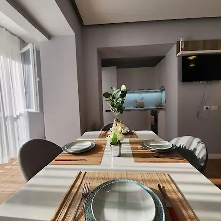 Cozy Midtown In Apartmán Tirana